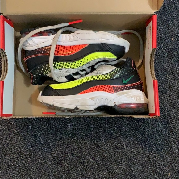 Nike - Picture 2 of 3